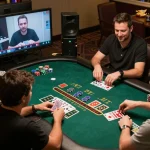 Jogadores da AQ777 estrategizando na mesa de blackjack online com dealer ao vivo, criando uma atmosfera de jogo empolgante.
