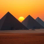 Descubrimiento de las piraminds egipcias en un paisaje desértico al atardecer.